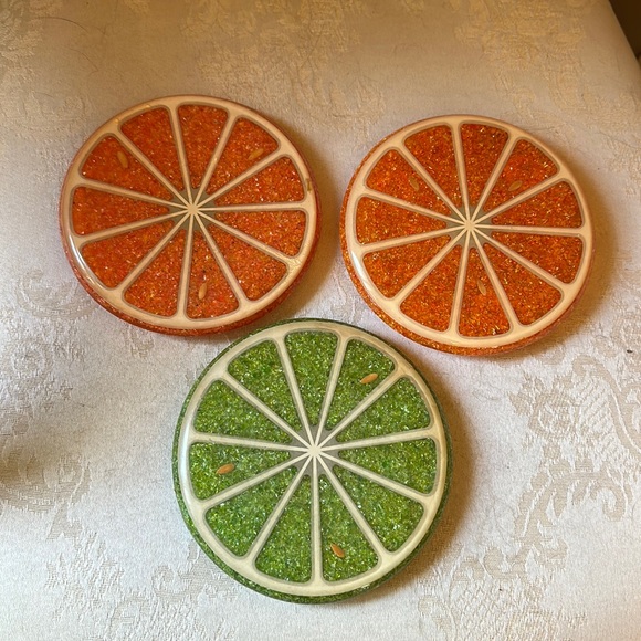 Wondermold resin and crushed glass fruit slide trivet hot plate set - Picture 2 of 14
